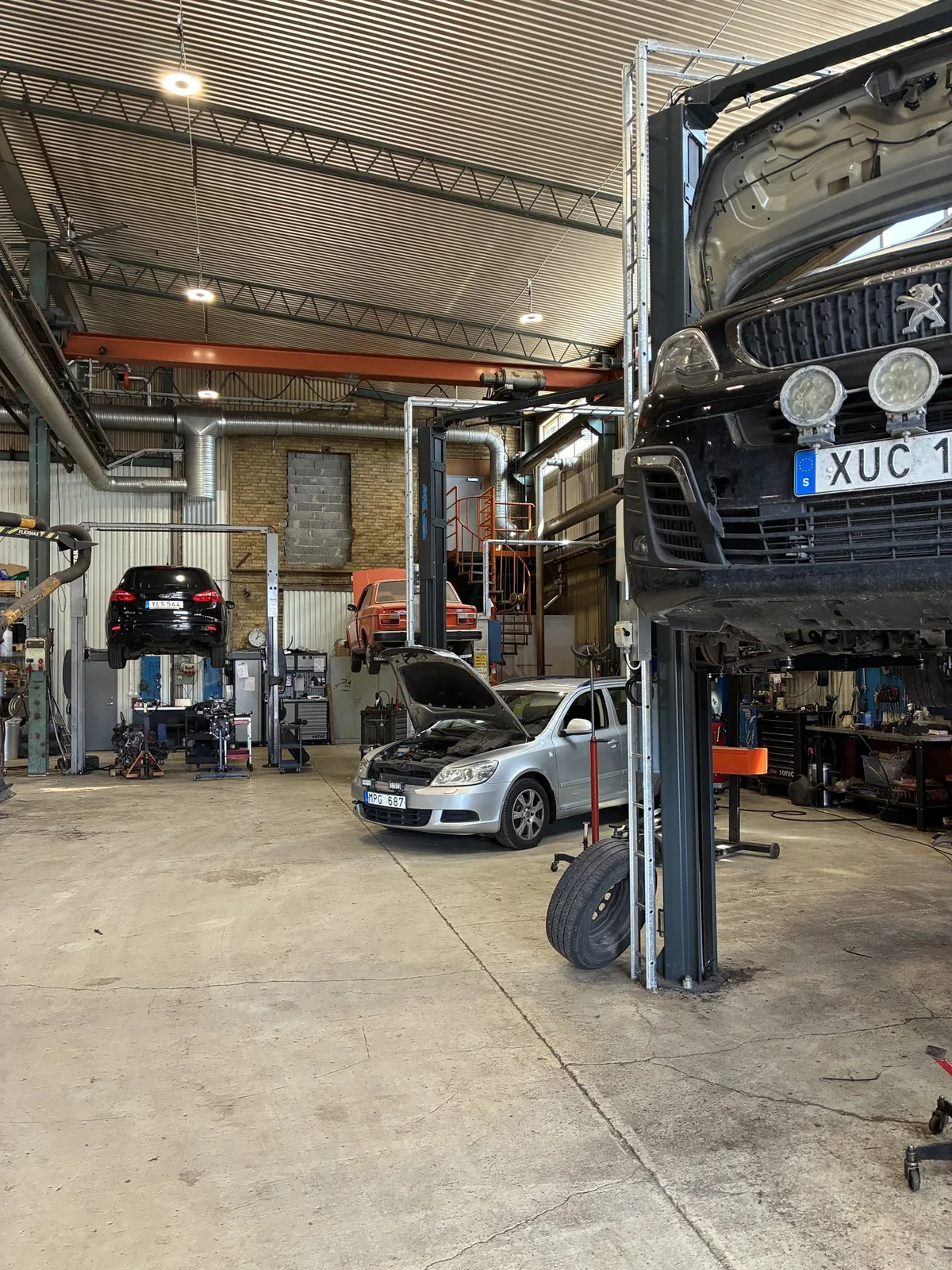 Översikt av TS-Motors verkstad med fordon på lyftar