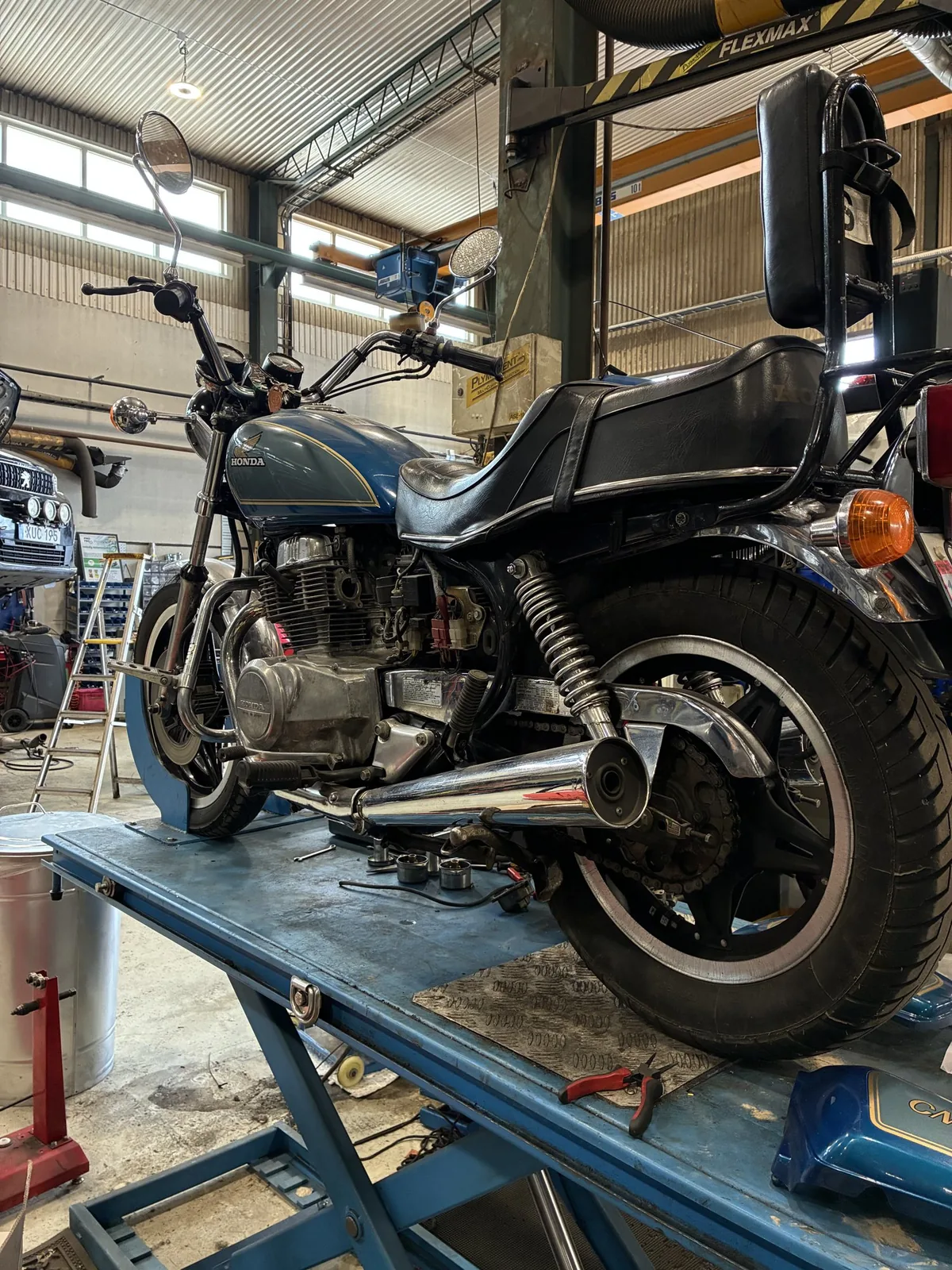 Honda-motorcykel på lyft i verkstaden